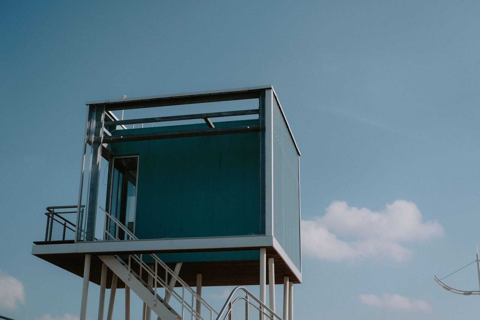 Modelo de vivienda con diseño moderno elevado, ejemplo de la galería de diseños parametrizados